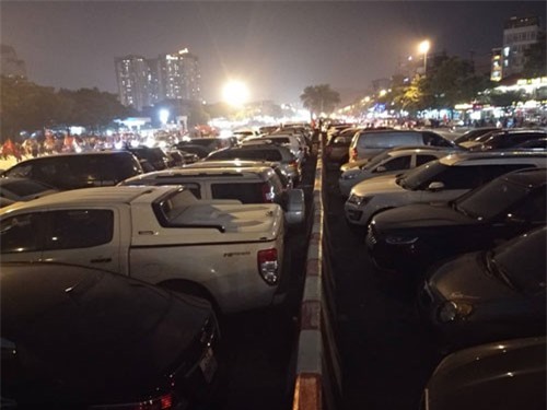 Bãi gửi xe tự phát “chặt chém” 300.000 đồng/lượt gửi ô tô