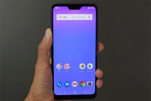 ZenFone Max M2 dùng tấm nền màn hình IPS kích thước 6,26 inch, độ phân giải HD Plus (1.520x.720 pixel), mật độ điểm ảnh 269 ppi. Màn hình này được chia theo tỷ lệ 19:9, bảo vệ bởi kính cường lực Corning Gorilla Glass nhưng chưa rõ phiên bản nào, chiếm 88% diện tích mặt trước. 