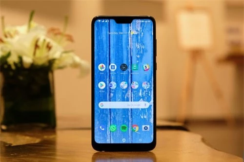 ZenFone Max Pro M2 sử dụng tấm nền màn hình IPS kích thước 6,26 inch, độ phân giải Full HD Plus (2.280x1.080 pixel), mật độ điểm ảnh 403 ppi. Màn hình này được chia theo tỷ lệ 19:9, bảo vệ bởi kính cường lực Corning Gorilla Glass 6. 