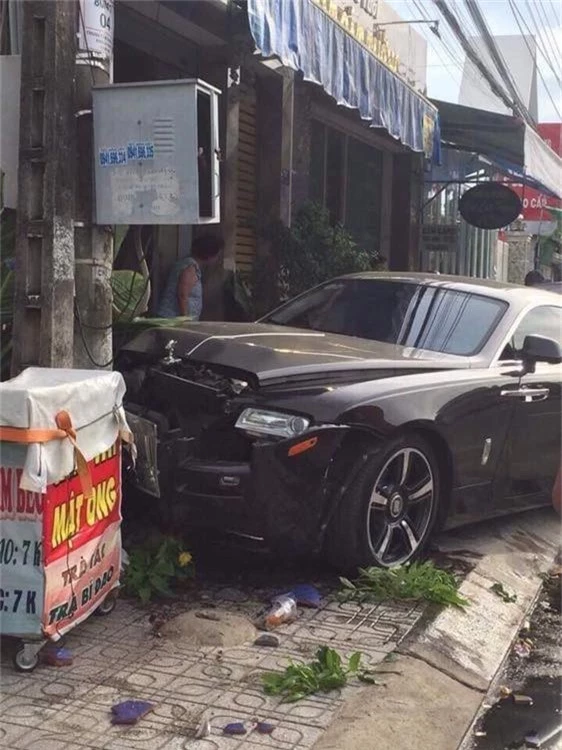 Rolls-Royce Wraith tiền tỉ nát đầu sau tai nạn - Ảnh 1.