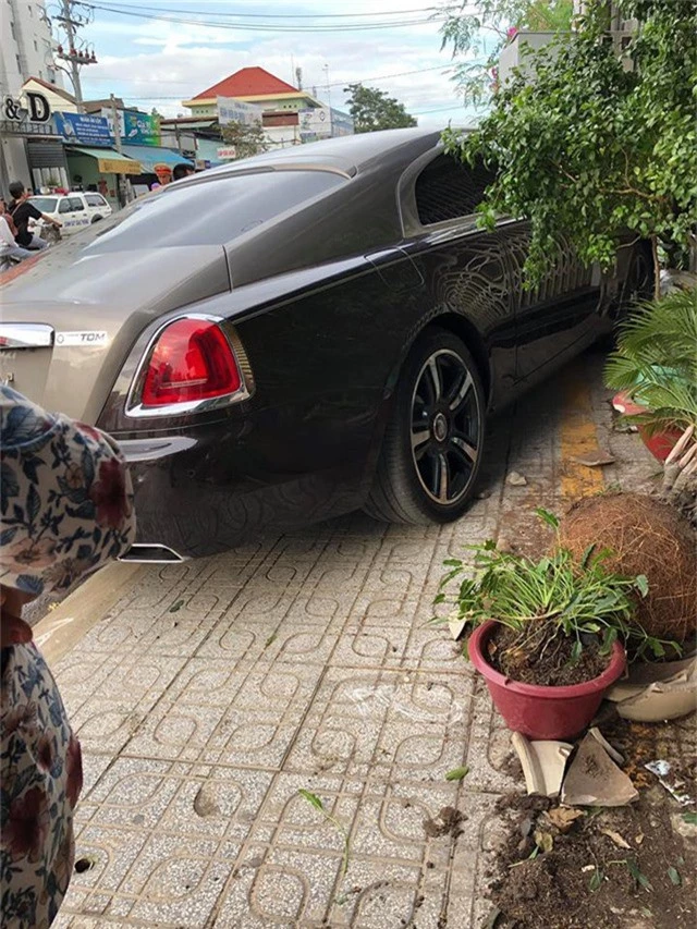 Rolls-Royce Wraith tiền tỉ nát đầu sau tai nạn - Ảnh 4.