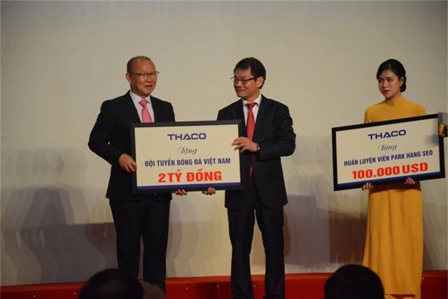 Ông Trần Bá Dương tặng thưởng 2 tỉ cho đội tuyển Việt Nam và 100 ngàn USD cho HLV Park Hang-seo. HLV Park Hang-seo đã tặng toàn bộ số tiền cá nhân ông để phát triển bóng đá Việt Nam và từ thiện