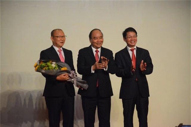 Thủ tướng tặng hoa HLV Park Hang-seo
