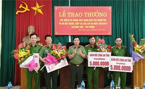 Đại tá Phạm Hồng Sơn, Giám đốc Công an tỉnh Bắc Ninh trao thưởng cho các đơn vị có thành tích phá án