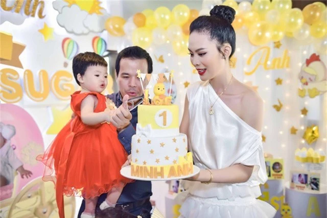 Mới đây, vợ chồng Hoa hậu Sang Lê đã tổ chức tiệc thôi nôi cho con gái Sugar Minh Anh. Bà mẹ một con Sang Lê chia sẻ, với cô tiệc thôi nôi của con là bữa tiệc quan trọng nhất trong cuộc đời và cô mong muốn giúp con gái lưu lại những khoảnh khắc tuyệt vời này. Trước đó, vào giữa năm 2017 tiệc cưới xa hoa nhất nhì showbiz của Hoa hậu Sang Lê và ông xã doanh nhân Việt Anh - Chủ tịch hội đồng quản trị của hai công ty kinh doanh mía đường đã được tổ chức tại TP. HCM và Phú Yên.