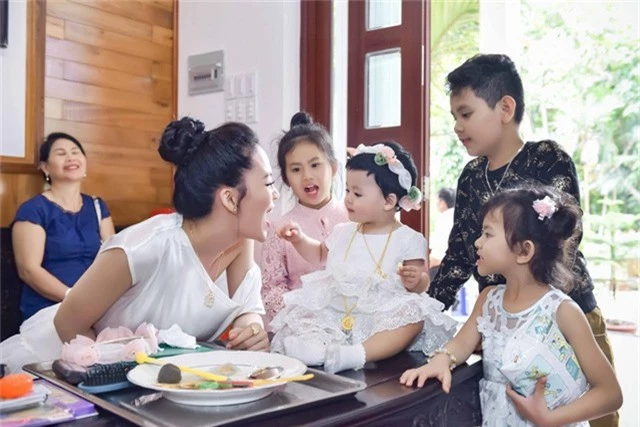 Sau khi kết hôn, Sang Lê hoàn toàn thỏa mãn với những quyết định của mình khi lùi vào hậu trường và dành hết tâm sức cho gia đình nhỏ. Cô có những chia sẻ cuộc sống của mình với những hình ảnh rất đáng yêu trên mạng xã hội và nhận được sự chúc mừng cũng như sự ủng hộ của người hâm mộ.