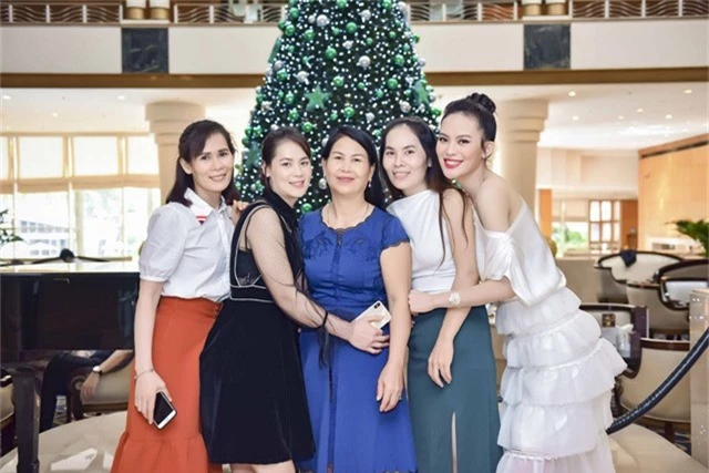 4 chị em gái Sang Lê đều thừa hưởng nét đẹp và chiều cao của bố mẹ.