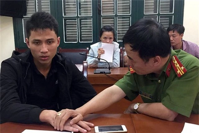 Trong suốt quá trình thẩm vấn, bàn tay Đại tá Vũ Minh Phương không rời tay hung thủ