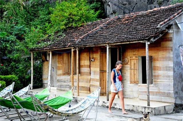 Khách Tây thích thú trải nghiệm du lịch homestay trong vùng di sản Tràng An.