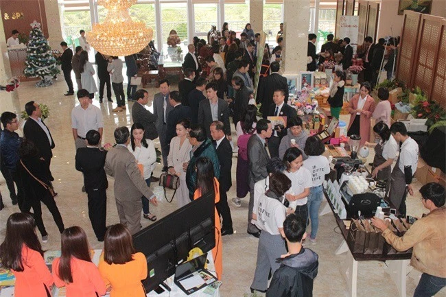 Doanh nghiệp, nhà đầu tư Thái Lan tham quan các gian trưng bày sản phẩm đặc trưng của doanh nghiệp Lâm Đồng