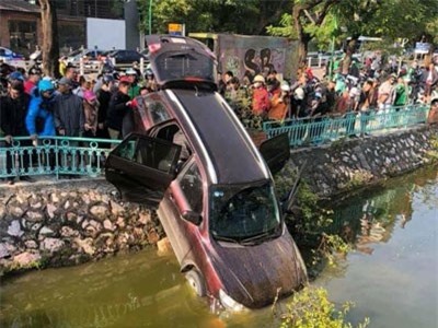 Hà Nội: Ô tô 7 chỗ 'hạ gục' dải phân cách, lao xuống hồ Trúc Bạch