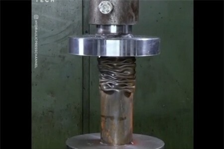 Clip: Thanh sắt trở nên mềm nhũn như sợi mì dưới sức ép của cỗ máy khủng