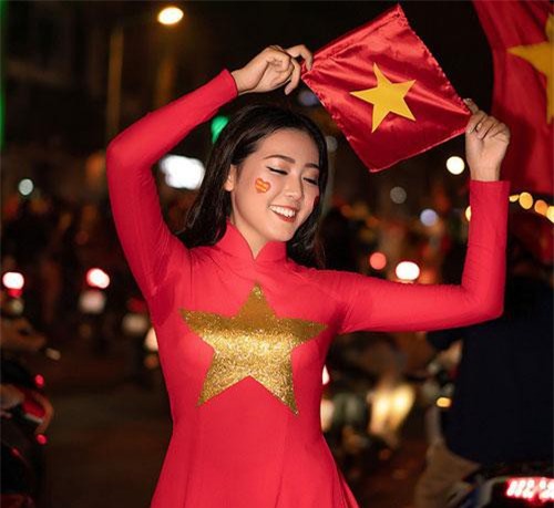 Á khôi Sinh viên mặc áo dài đỏ xuống đường mừng ĐT Việt Nam vô địch