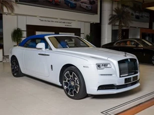 Cận cảnh Rolls-Royce Dawn Black Badge màu độc tại Abu Dhabi
