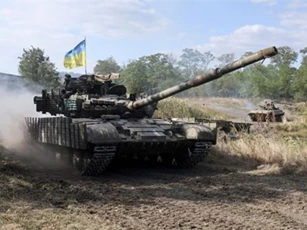 Ukraine điều xe tăng, máy bay chiến đấu đến tiền tuyến ở miền đông giữa lúc căng thẳng