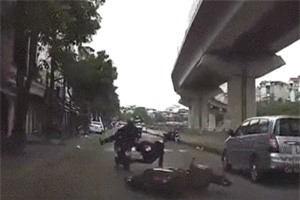 Clip: Tông ngã văng người ở phía trước vì lái xe bằng một tay