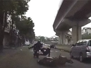 Clip: Tông ngã văng người ở phía trước vì lái xe bằng một tay