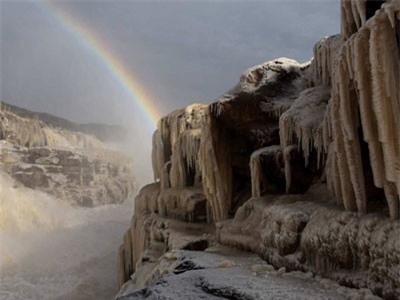 Thác nước màu vàng lớn nhất thế giới đông cứng dưới cái lạnh -17 độ C