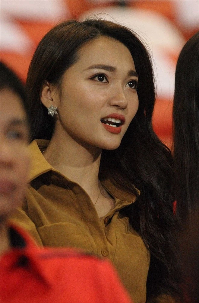 Ngọc Nữ nổi bật khi ngồi trên khán đài xem tuyển Việt Nam thi đấu