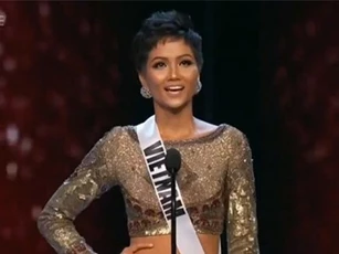 Clip: Khoảnh khắc H’Hen Niê tiến bước vào top 5 Miss Universe 2018