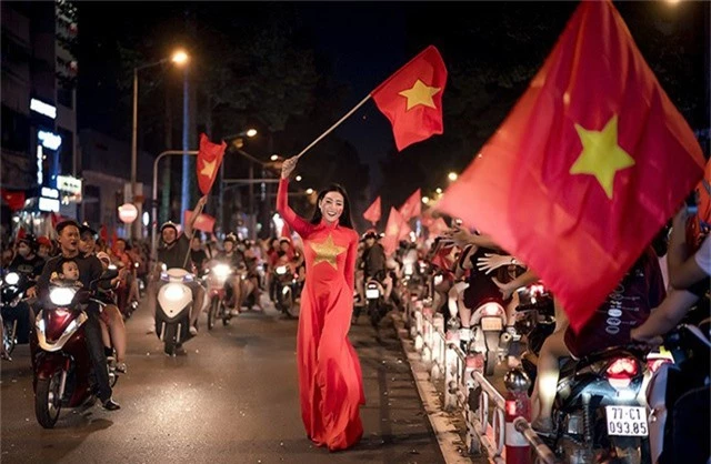 Hình ảnh Á khôi Sinh viên nổi bật trên đường phố Sài Gòn, là một trong những dấu ấn về tình yêu bóng đá, sự đoàn kết toàn dân tộc hoà chung với niềm tin chiến thắng của chúng ta.