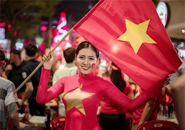 Tôn Hồng Hoa từng đoạt giải Á khôi cuộc thi Hoa khôi Sinh viên Việt Nam năm 2016. Cô hiện tại đang là sinh viên năm 3 trường Đại học Văn Hiến, TP.HCM.