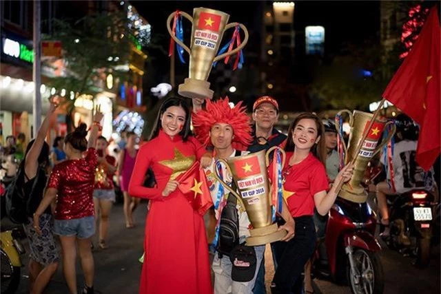 Hồng Hoa tin rằng cảm xúc của của cô trong giờ phút hân hoan chiến thắng cũng chính là cảm xúc của hơn 90 triệu con tim Việt Nam. “Thật tự hào và hạnh phúc vì gần một thập kỷ lịch sử đã lặp lại!”, Hoa nói.