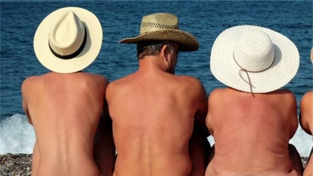 Kể từ năm 1994, du khách tới đây tắm biển có thể lựa chọn việc không bắt buộc mặc quần áo