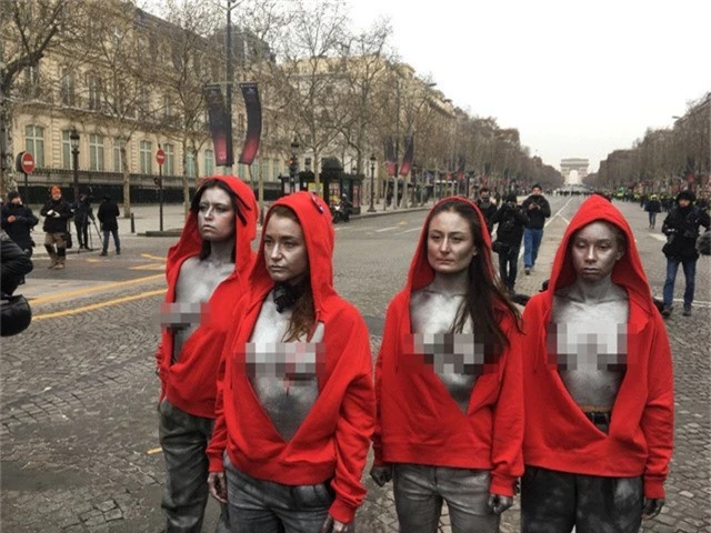 Nhóm biểu tình ngực trần ở Paris (Ảnh: Sputnik)