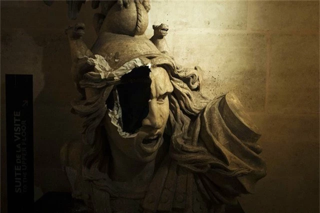 Bức tượng nàng Marianne bị đập vỡ ngày 1/12 (Ảnh: Reuters)