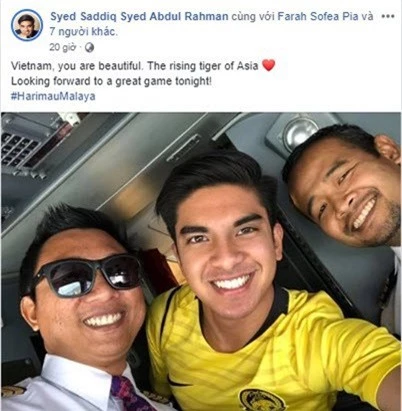  Bộ trưởng Malaysia Syed Saddiq (áo vàng) trên chuyến bay tới Việt Nam (Ảnh: Facebook) 