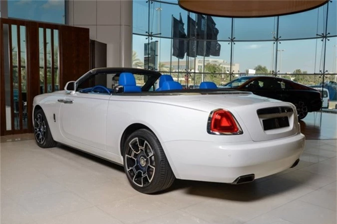 can canh rolls-royce dawn black badge mau doc tai abu dhabi hinh 3