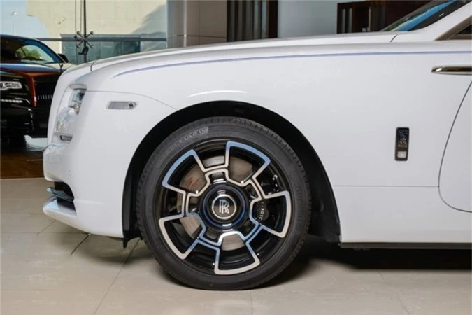 can canh rolls-royce dawn black badge mau doc tai abu dhabi hinh 4