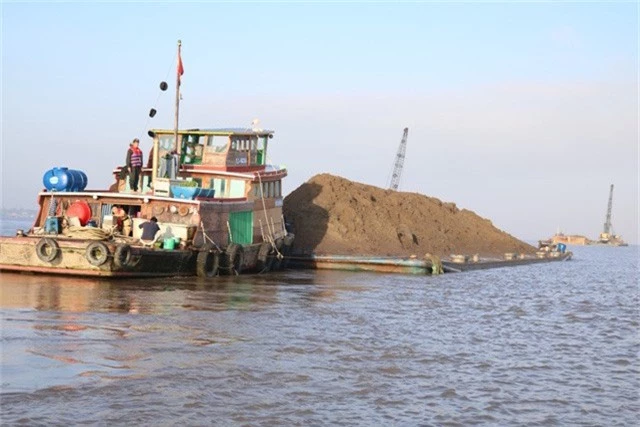 6 vụ khai thác cát trái phép trên sông Hồng ngày chung kết AFF Cup đã bị bắt giữ (ảnh minh họa)