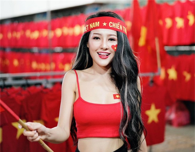 Ngân 98 bán nude ăn mừng tuyển Việt Nam vô địch AFF Cup 