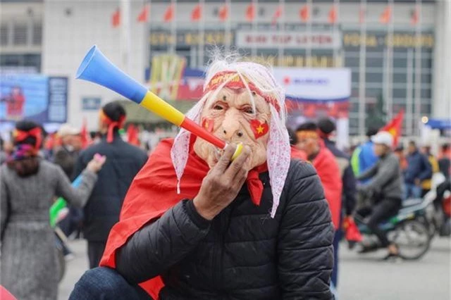 Người hâm mộ này đeo mặt nạ, dán cờ tổ quốc lên mặt, liên tục hò reo, cổ vũ: Việt Nam vô địch