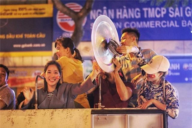 Việc đánh bại Malaysia để giành ngôi vô địch AFF đã khiến hàng triệu người hâm mộ được sống trong bầu không khí hân hoan chiến thắng. Khắp các ngả đường của Hà Nội, chật kín dòng người đi ăn mừng. Nhiều cổ động viên tận dụng cả mâm, bát liên tục hò reo trong niềm vui chiến thắng.