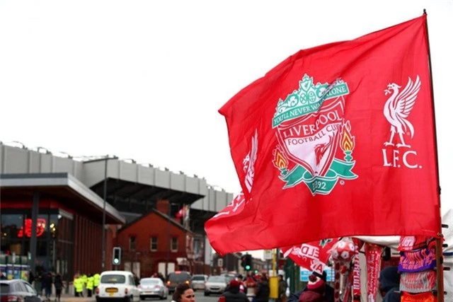  Những chiếc cờ Liverpool, khăn lưu niệm, ghim đính áo... được bày bán ngoài Anfield trước giờ bóng lăn. Với người hâm mộ Liverpool, trận cầu với Man Utd luôn là trận đấu quan trọng nhất của Premier League bởi đây là đối thủ không đội trời chung 