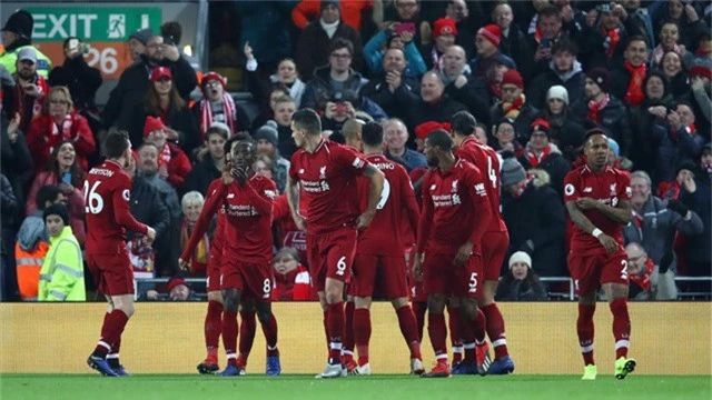  Các cầu thủ Liverpool ăn mừng bàn thắng mở tỉ số của trận đấu 