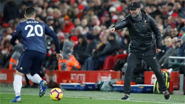  Klopp chỉ đạo học trò thi đấu rất quyết liệt, ông muốn các cầu thủ Liverpool phải ngăn chặn các cầu thủ Man Utd lên bóng từ sớm 