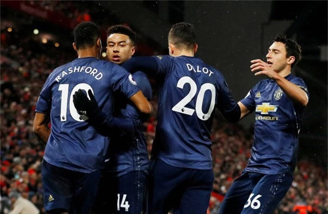  Các cầu thủ Man Utd khá vui mừng với bàn thắng quân bình tỉ số 