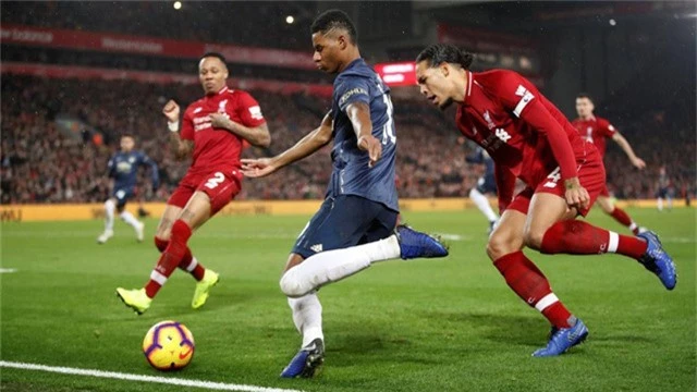  Rashford đã không thể tỏa sáng khi đơn độc chiến đấu trước sự vây hãm quyết liệt của hàng thủ Liverpool 