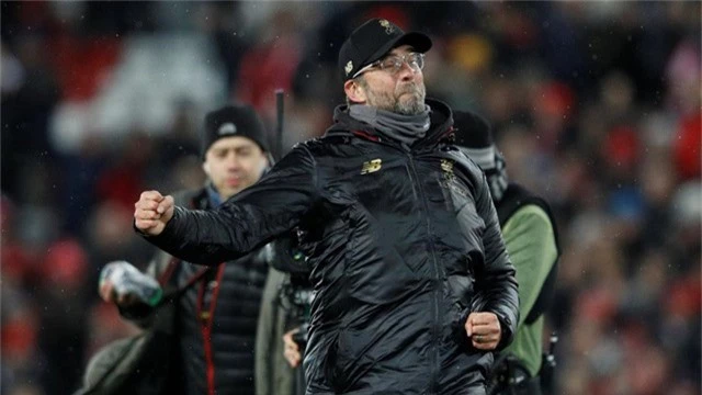  Klopp ăn mừng chiến thắng của đội nhà, lần đầu tiên Klopp đã thắng Mourinho ở Premier League 