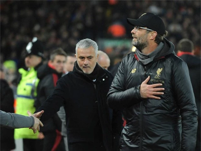  Mourinho và Klopp tới chào nhau trước giờ bóng lăn 