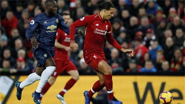  Pha cắt bóng của Van Dijk không cho Lukaku nhận bóng 