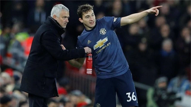  Mourinho gọi Darmian ra chỉ đạo, chiến lược gia người Bồ Đào Nha sắp xếp đội hình khá thấp với nhiều cầu thủ phòng ngự 