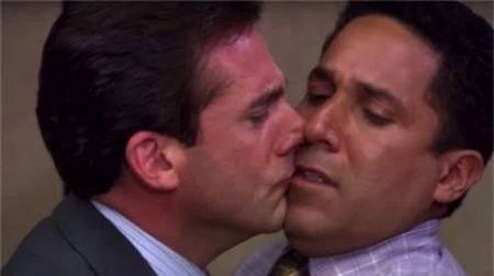 Nụ hôn hài hước giữa Michael Scott (Steve Carell) và Oscar Martinez (Oscar Nuñez) trong “The office” thực chất cũng hoàn toàn nằm ngoài kịch bản.