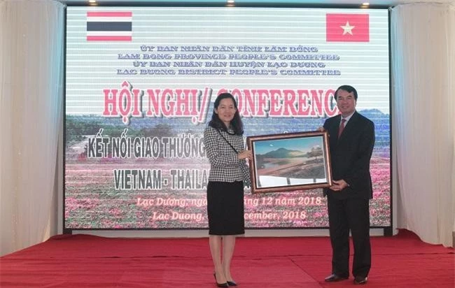 Ông Phạm S, Phó chủ tịch UBND tỉnh Lâm Đồng tặng quà tri ân sự phối hợp giúp đỡ của Đại sứ quán Việt Nam tại Thái Lan (Ảnh: VH) 