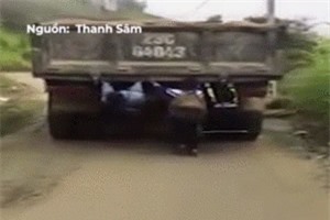 Clip: Học sinh tiểu học đu theo sau xe tải chở cát