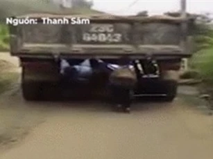 Clip: Học sinh tiểu học đu theo sau xe tải chở cát